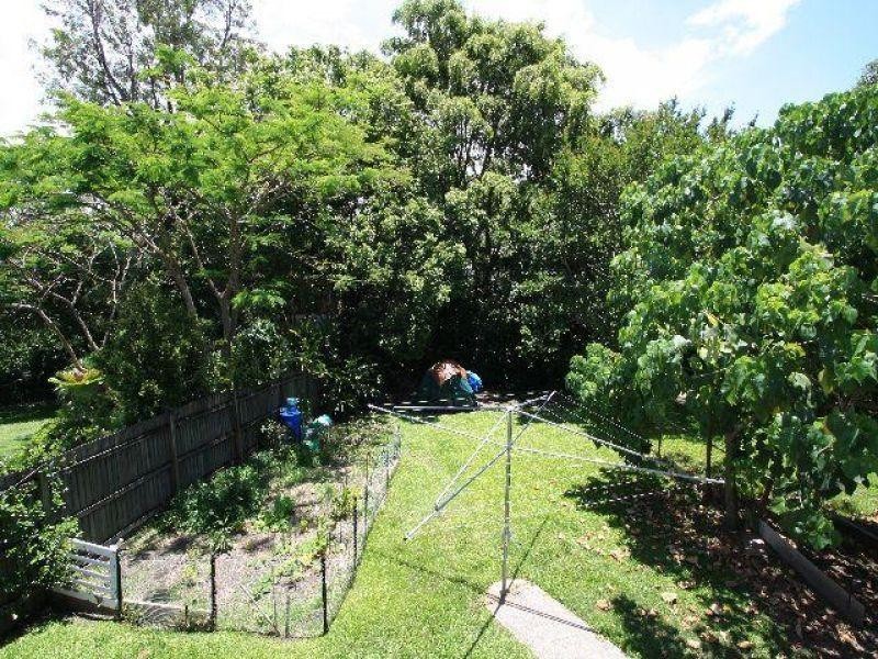 33 Russell Avenue, Norman Park QLD 4170