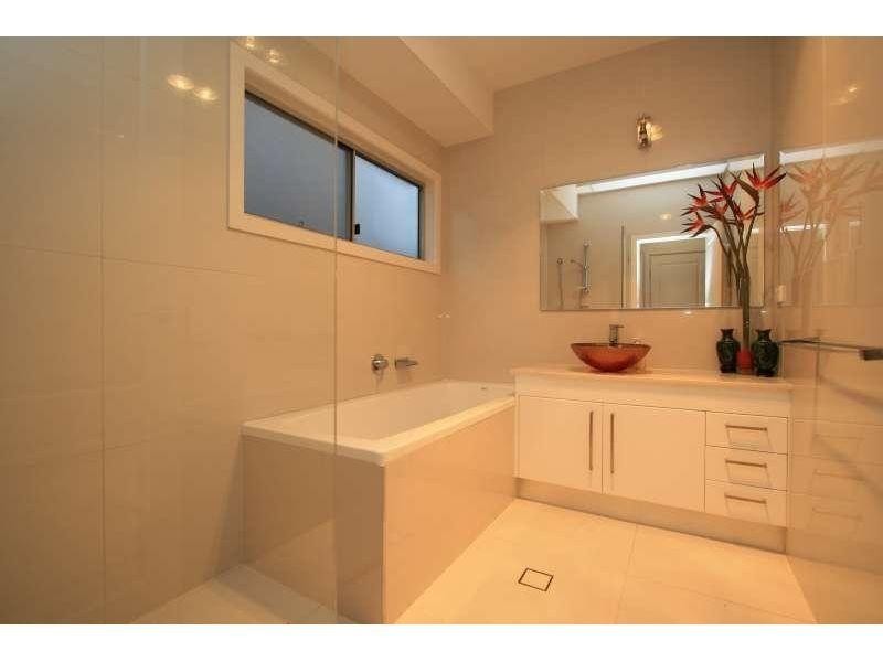 @ Macrossan Avenue, Norman Park QLD 4170