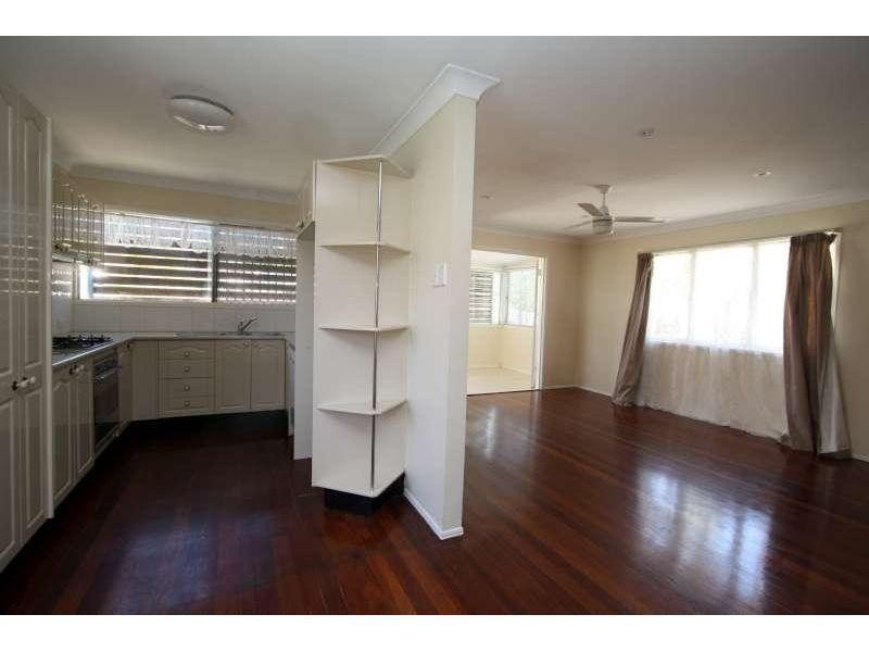 33 Curve Avenue, Wynnum West QLD 4178