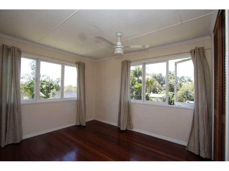 33 Curve Avenue, Wynnum West QLD 4178