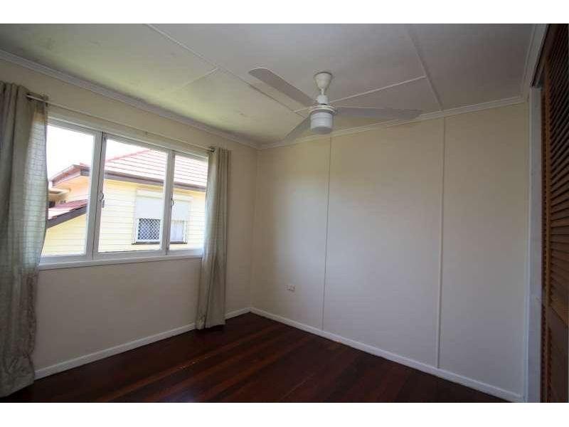 33 Curve Avenue, Wynnum West QLD 4178