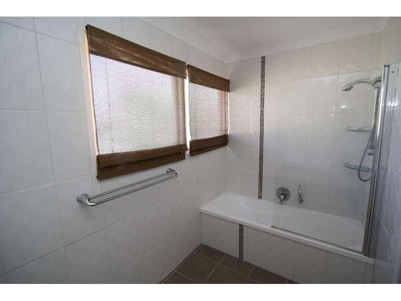 33 Curve Avenue, Wynnum West QLD 4178