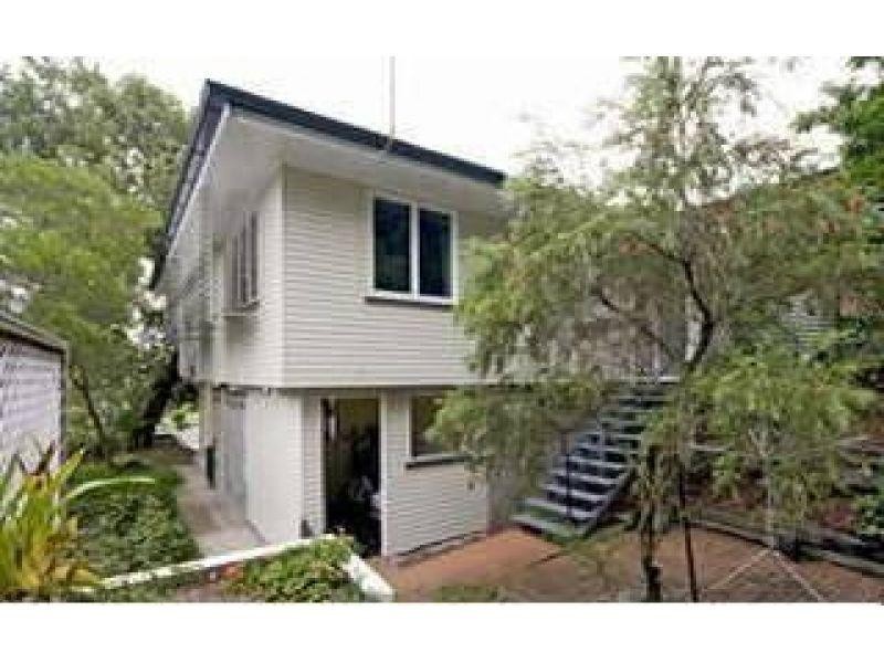 32 Long Street, Camp Hill QLD 4152