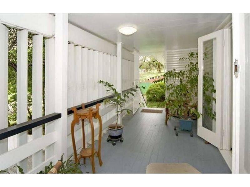 32 Long Street, Camp Hill QLD 4152