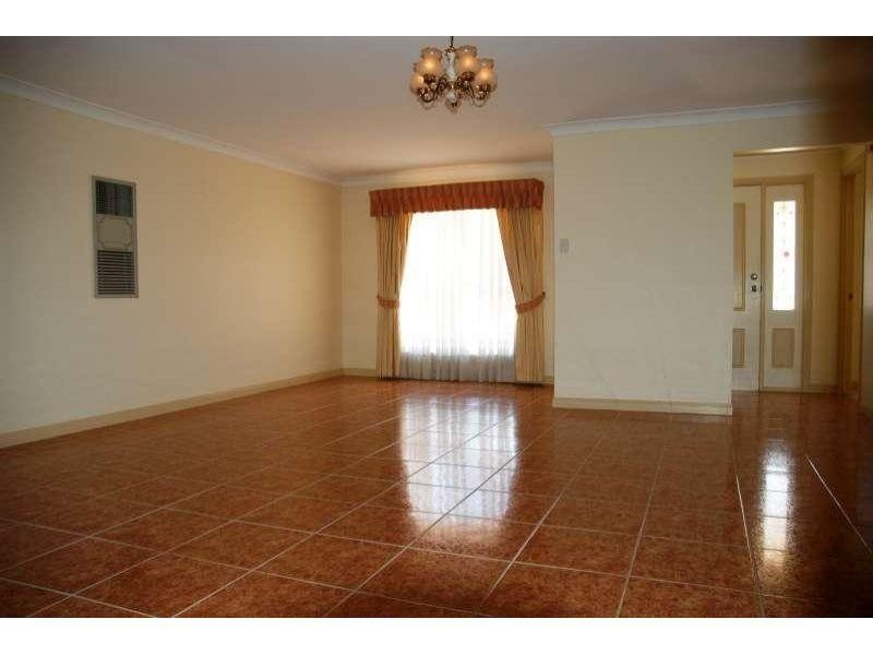 261 Winstanley Street, Carindale QLD 4152