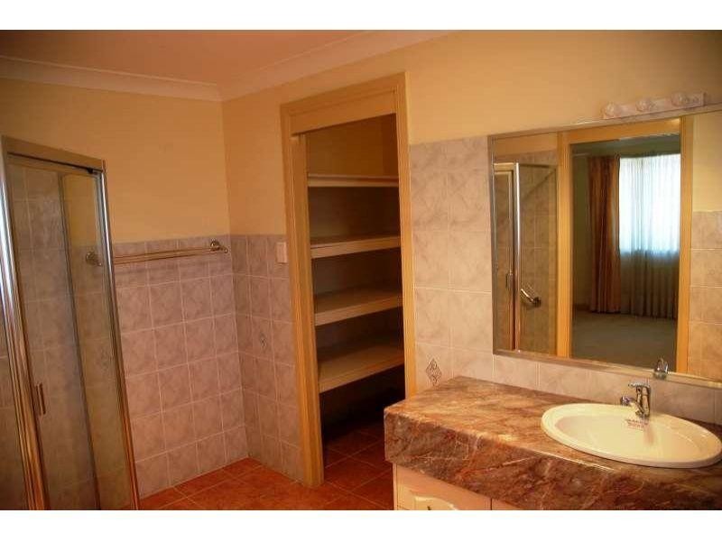 261 Winstanley Street, Carindale QLD 4152