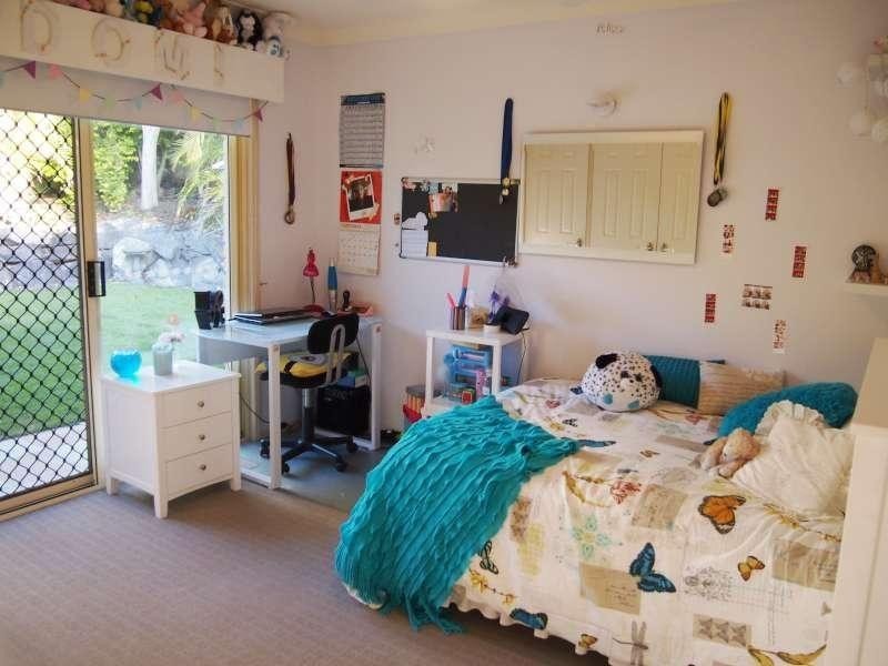 15 Oakley Street, Carindale QLD 4152