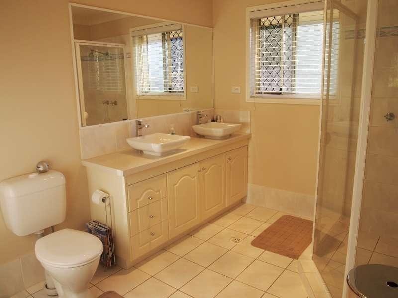 15 Oakley Street, Carindale QLD 4152