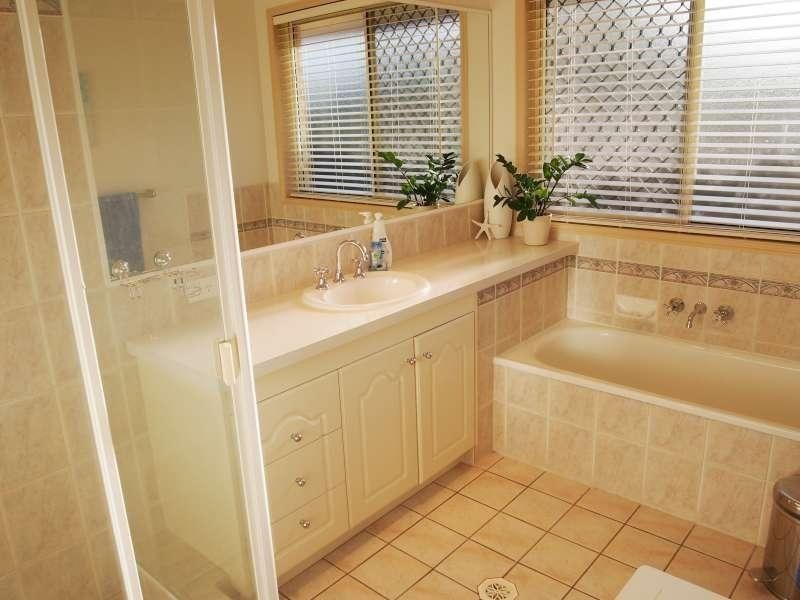 15 Oakley Street, Carindale QLD 4152