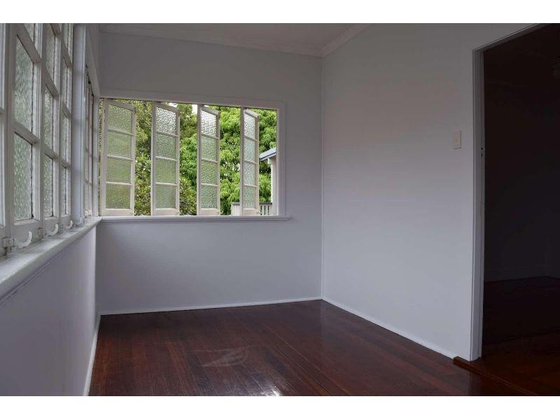 11 Avesnes Street, Holland Park QLD 4121