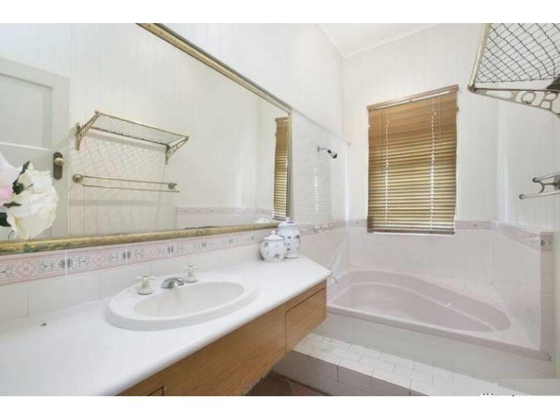 14 Macaulay Street, Coorparoo QLD 4151