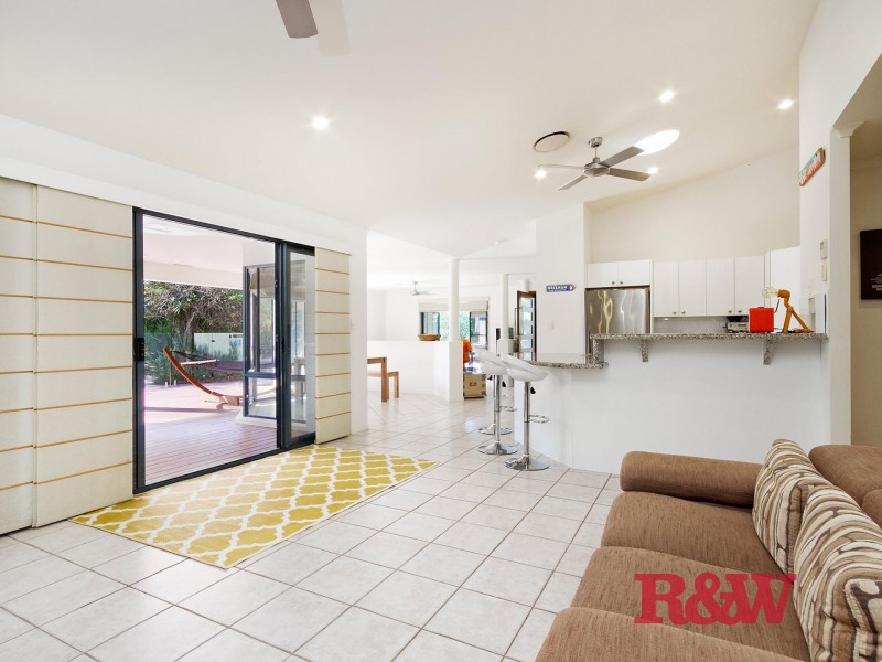 1 Moonbeam Crescent, Castaways Beach QLD 4567