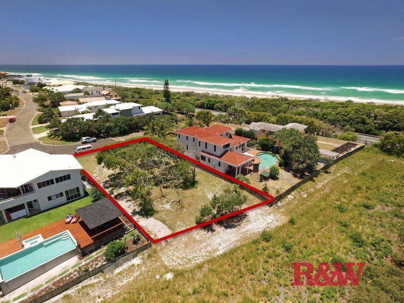 7 Wavecrest Drive, Castaways Beach QLD 4567
