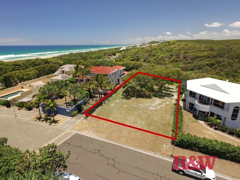 7 Wavecrest Drive, Castaways Beach QLD 4567