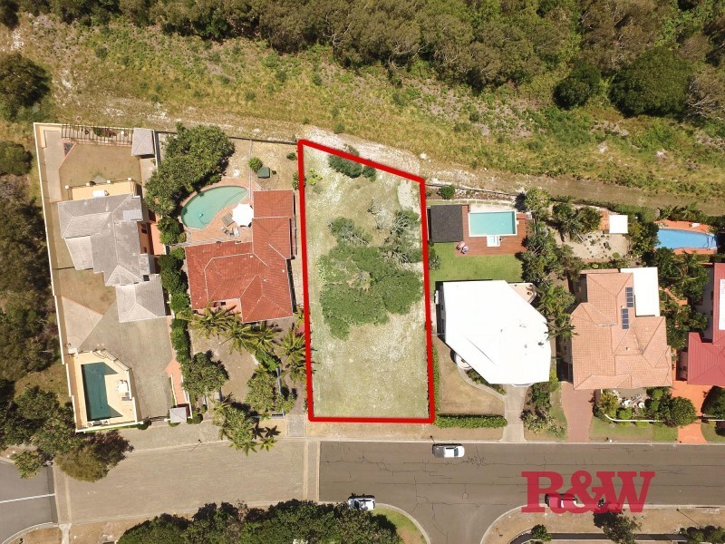 7 Wavecrest Drive, Castaways Beach QLD 4567