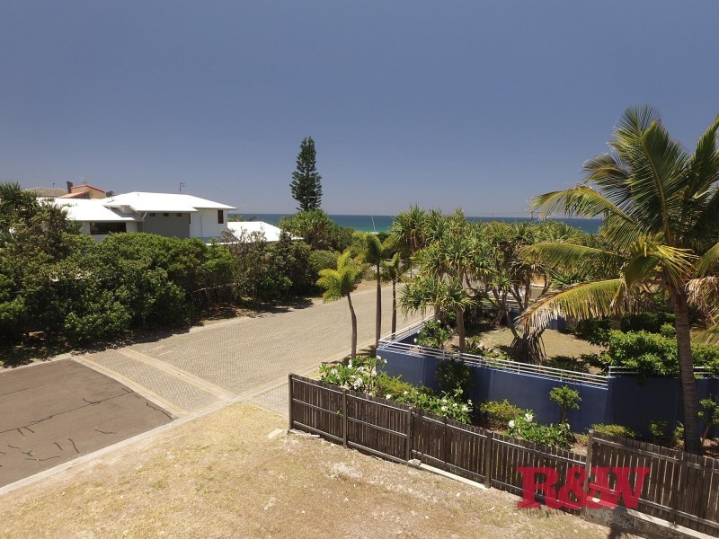 7 Wavecrest Drive, Castaways Beach QLD 4567