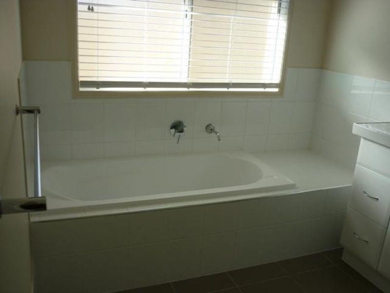 1/76 Zeller, Chinchilla QLD 4413