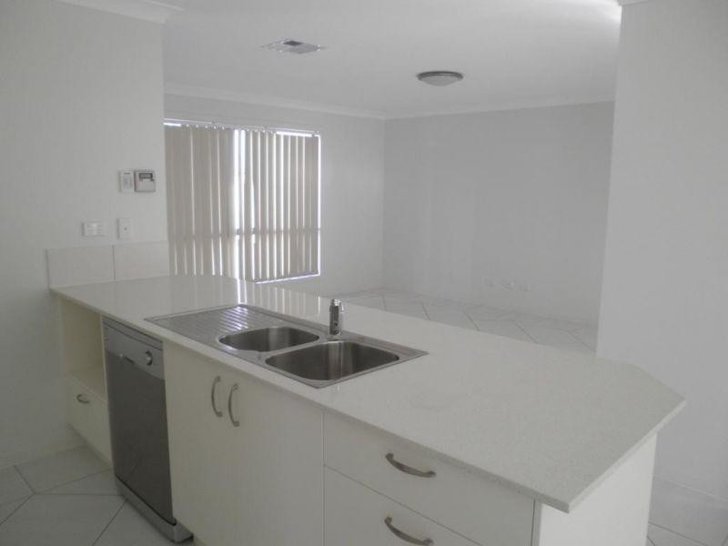 2/6 Holland Street, Chinchilla QLD 4413