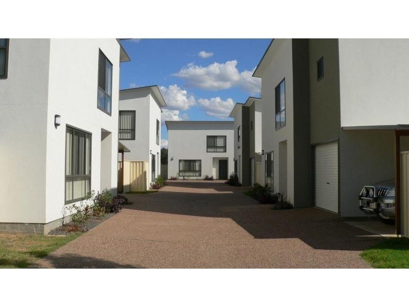 2/6 Holland Street, Chinchilla QLD 4413