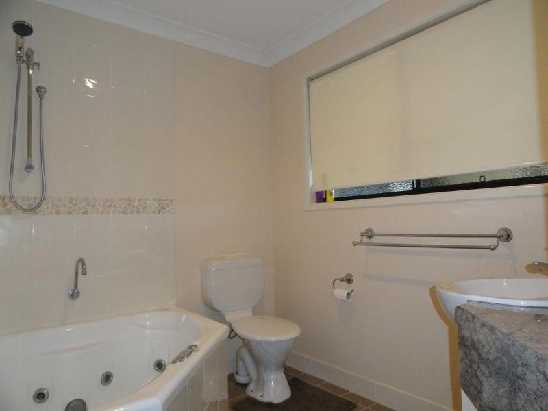 11 Lee Street, Miles QLD 4415