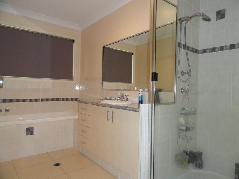 11 Lee Street, Miles QLD 4415