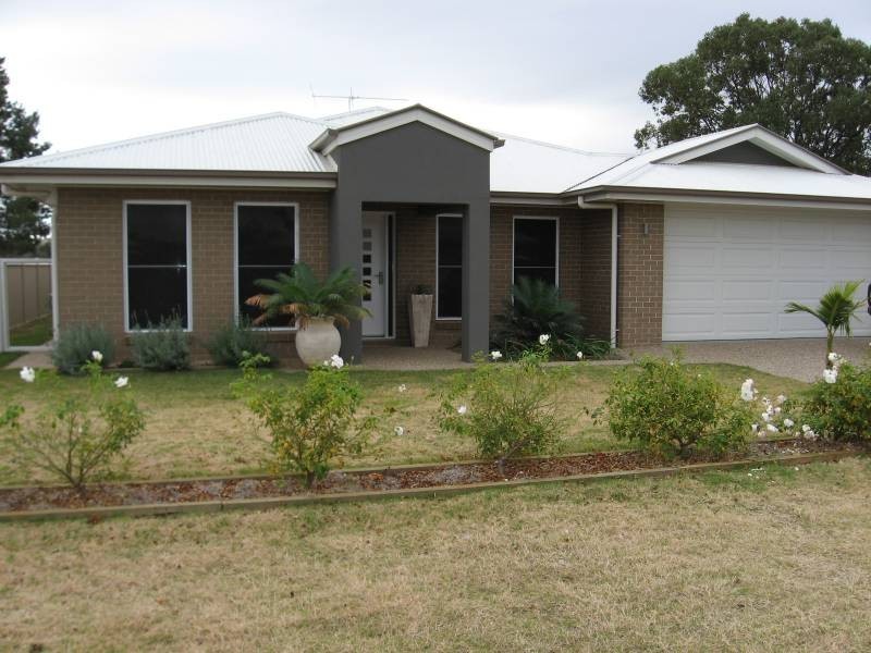 77 Sommerfeld Cres, Chinchilla QLD 4413