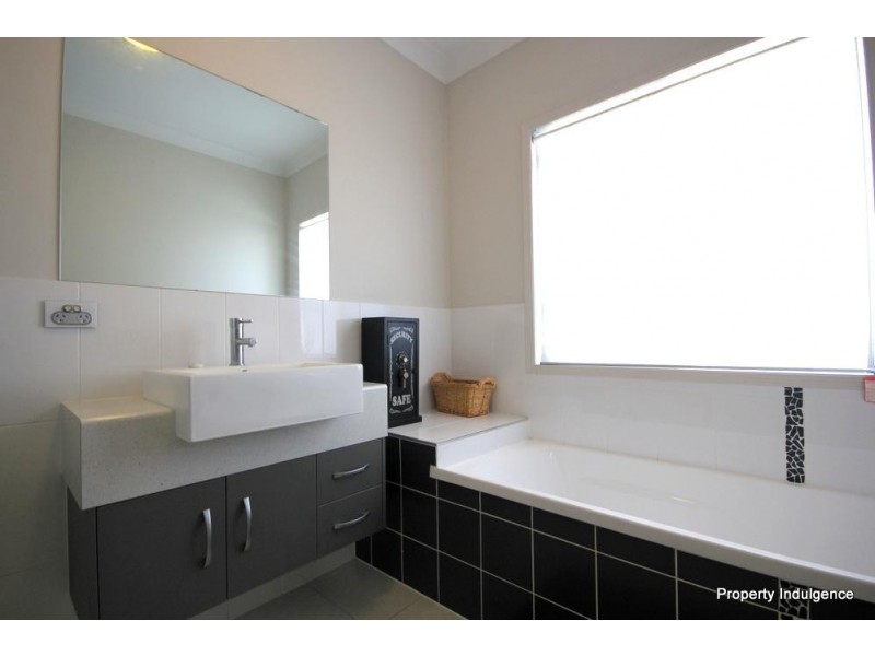 27 Bilbao Place, Bushland Beach QLD 4818