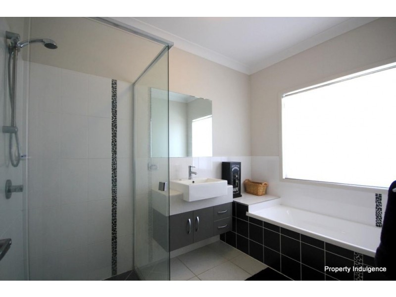 27 Bilbao Place, Bushland Beach QLD 4818