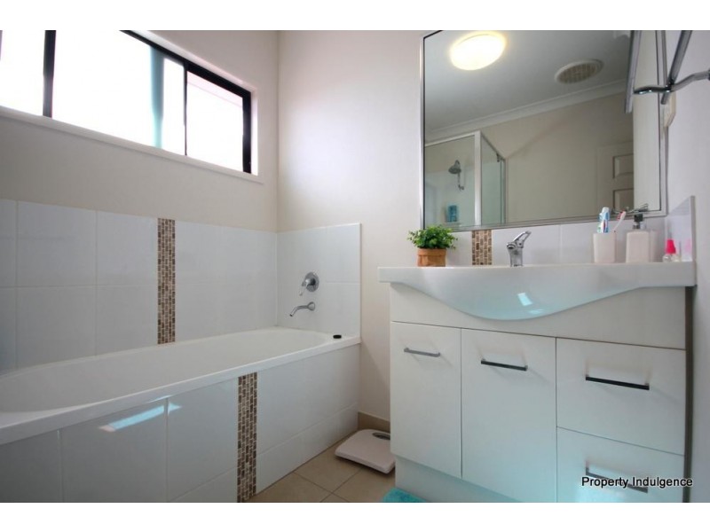 28 Gundabluey Crescent, Mount Low QLD 4818