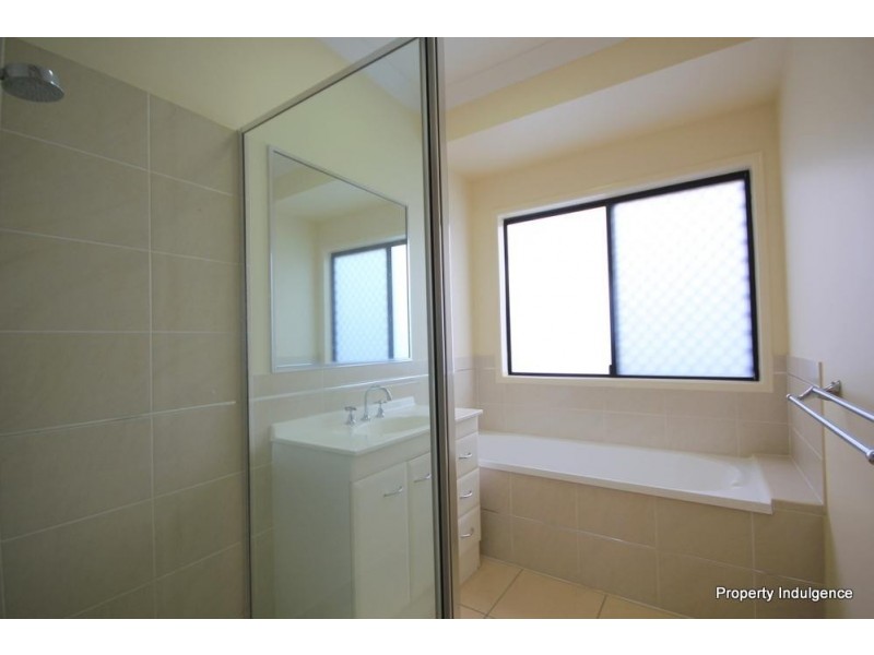 27 Hillock Crescent, Bushland Beach QLD 4818