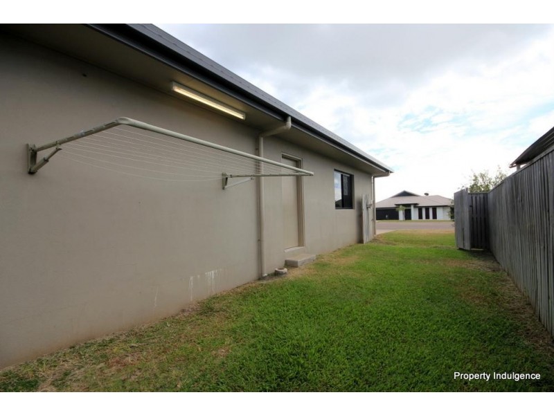 27 Hillock Crescent, Bushland Beach QLD 4818