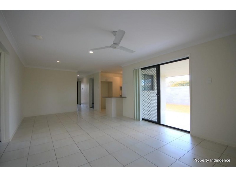 1 Wineglass Bay, Mount Low QLD 4818