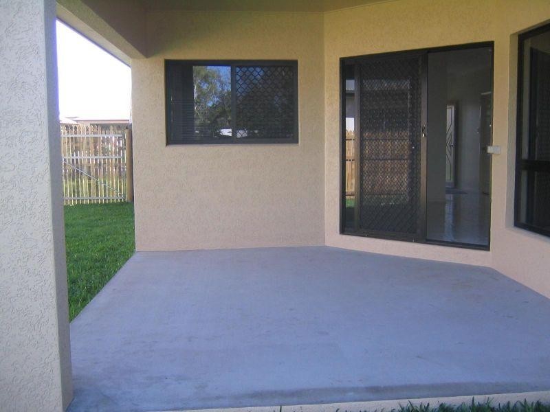 42 Seabrook Circuit, Bushland Beach QLD 4818