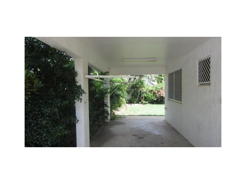 37 Lagoon Crescent, Saunders Beach QLD 4818