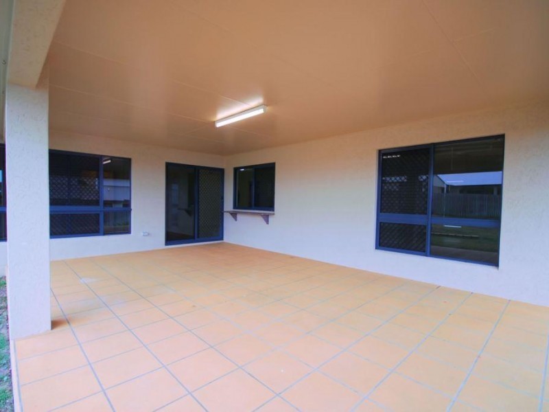 Bushland Beach QLD 4818