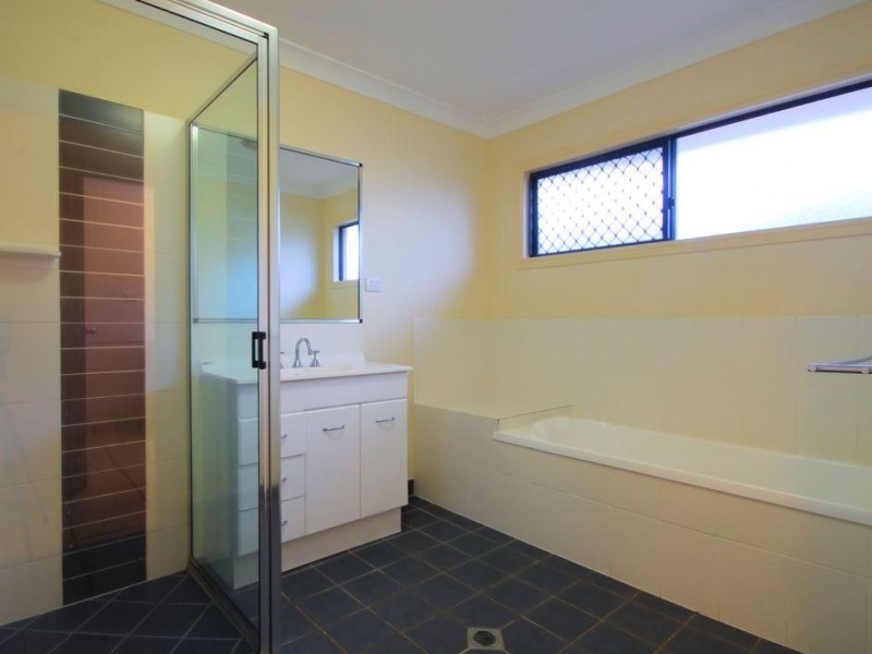 Bushland Beach QLD 4818