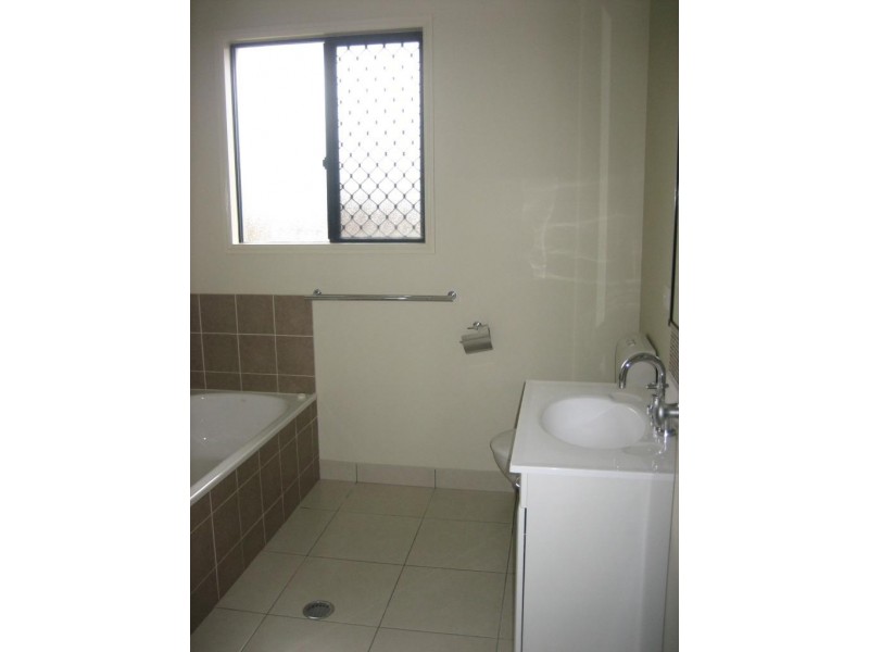 Bushland Beach QLD 4818