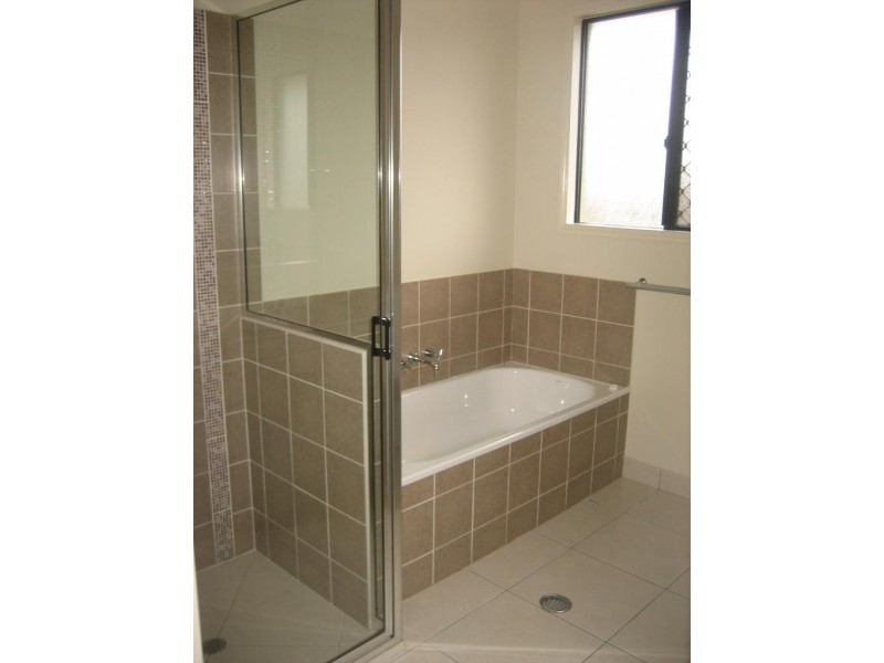 Bushland Beach QLD 4818