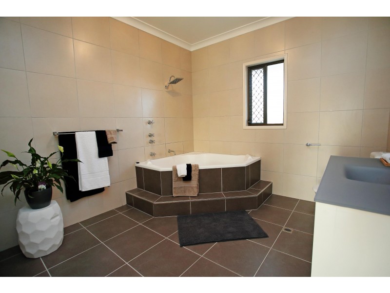 8 Slaytons Road, Jensen QLD 4818