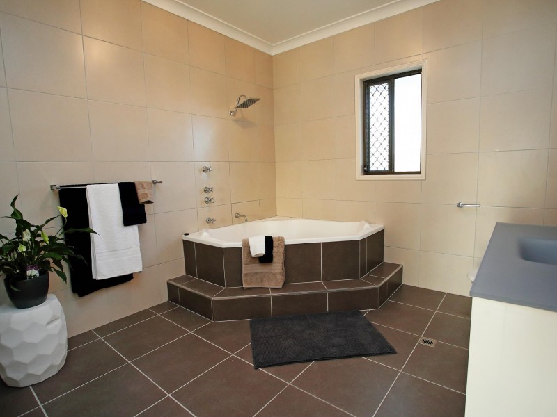 8 Slaytons Road, Jensen QLD 4818