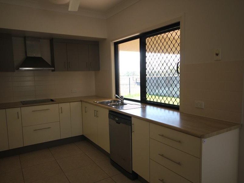 34 Hillock Crescent, Bushland Beach QLD 4818