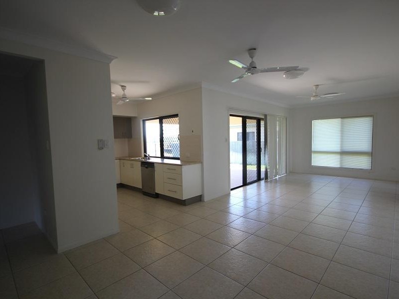 34 Hillock Crescent, Bushland Beach QLD 4818