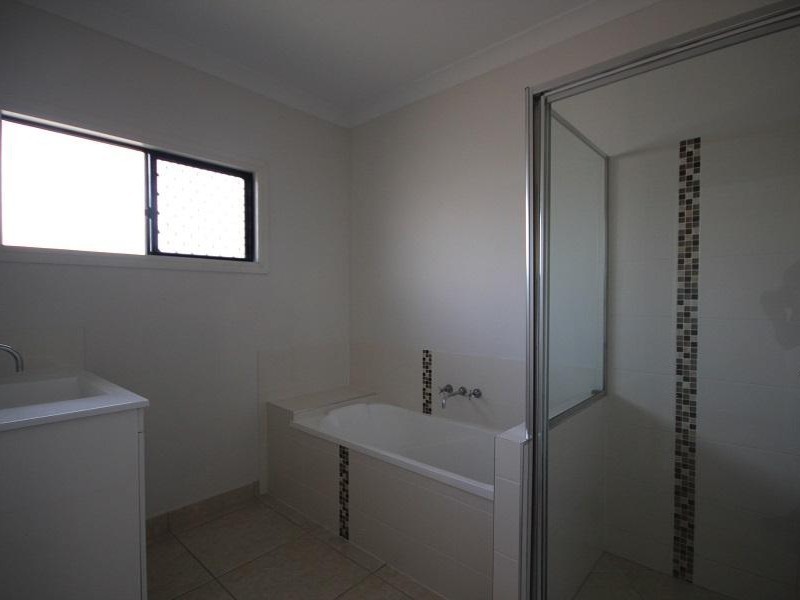 34 Hillock Crescent, Bushland Beach QLD 4818