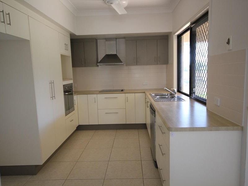 34 Hillock Crescent, Bushland Beach QLD 4818