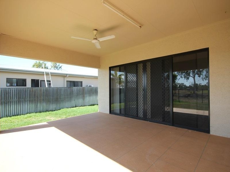 34 Hillock Crescent, Bushland Beach QLD 4818