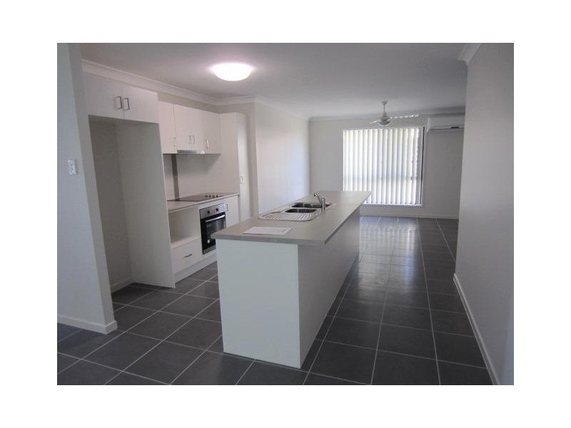 4 Wineglass Bay, Mount Low QLD 4818