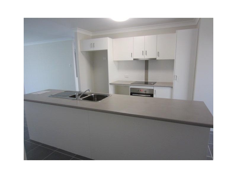 4 Wineglass Bay, Mount Low QLD 4818