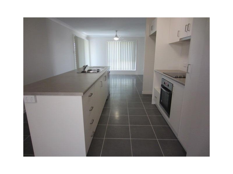 4 Wineglass Bay, Mount Low QLD 4818