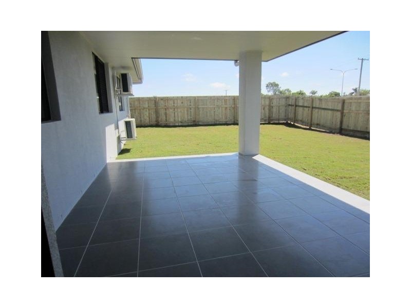 4 Wineglass Bay, Mount Low QLD 4818