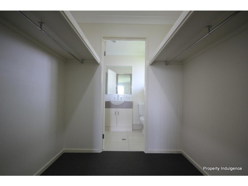 5 Whitehaven Way, Mount Low QLD 4818